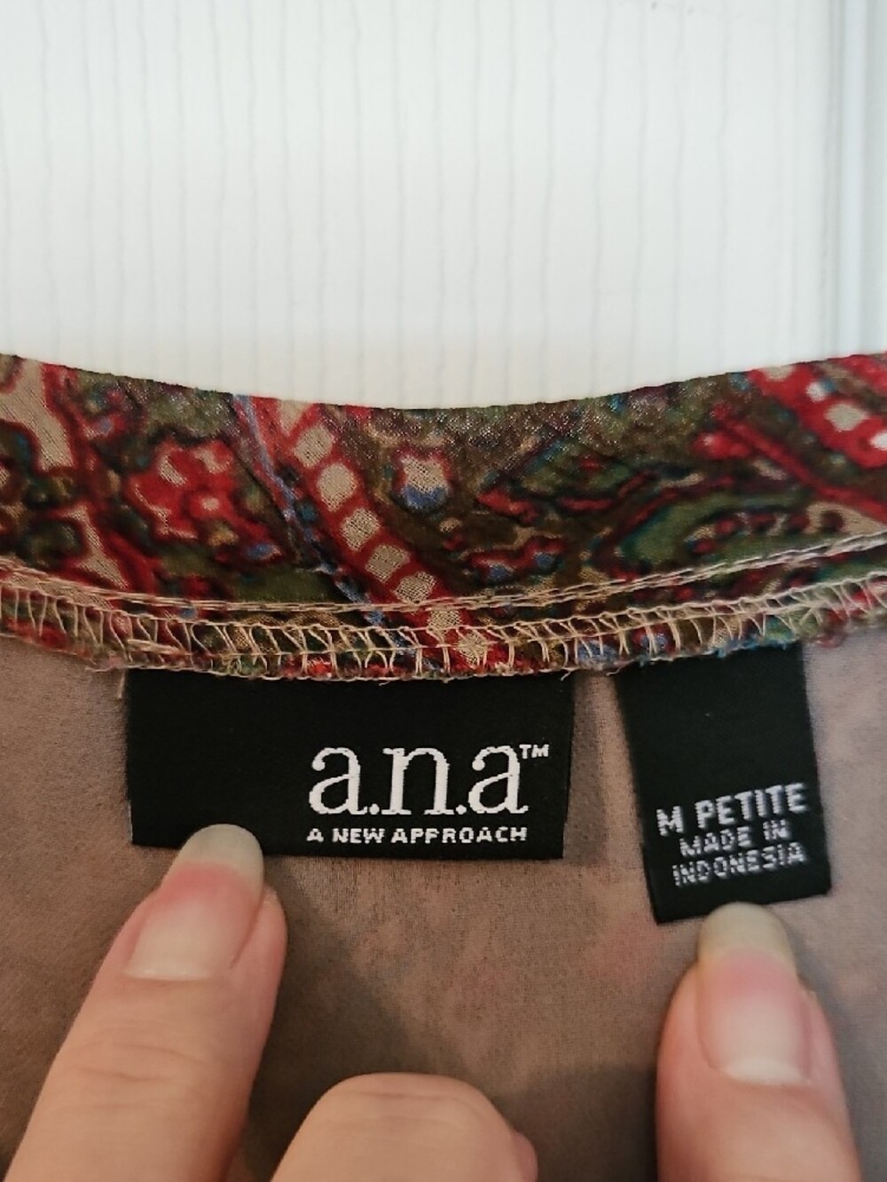 a.n.a Paisley V‑Neck Sleeveless Camisole in Red, Tan & Blue - Picture 2 of 7